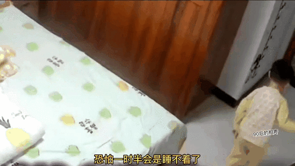 年轻夫妻把小孩哄睡后开监控:年轻夫妻在哄睡孩子后开启监控" 💤