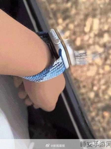 惊！Apple Watch 竟能吸在玻璃上，苹果称或因贴膜所致